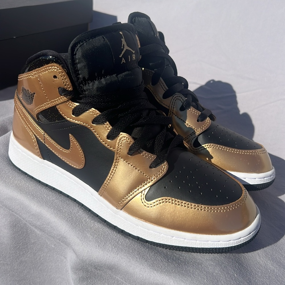Like New Nike Air Jordan 1 Mid SE (GS) Size 7 Black & Gold Retro Shoes - Picture 3 of 10
